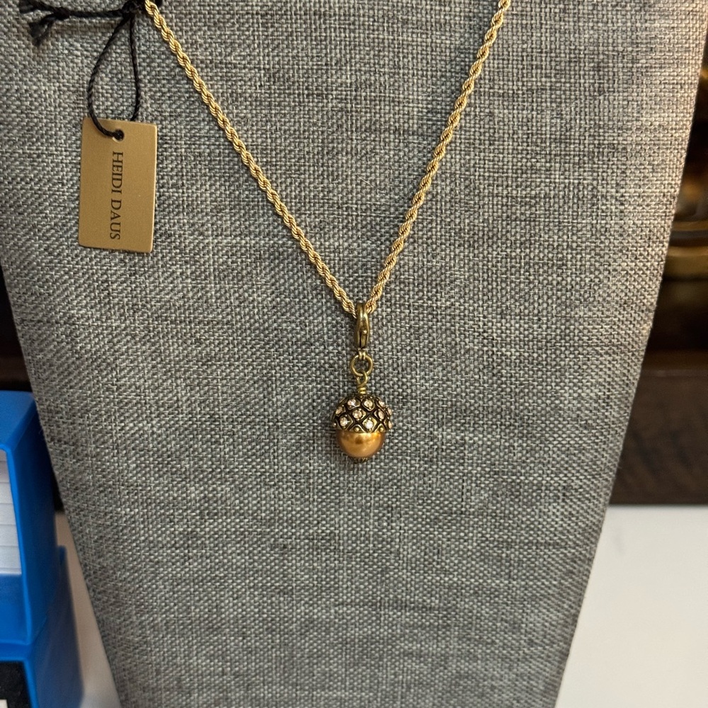 💛 NIB HEIDI DAUS AUTUMN ARTISTRY CRYSTAL ACORN ACORN PENDANT! - Picture 2 of 7